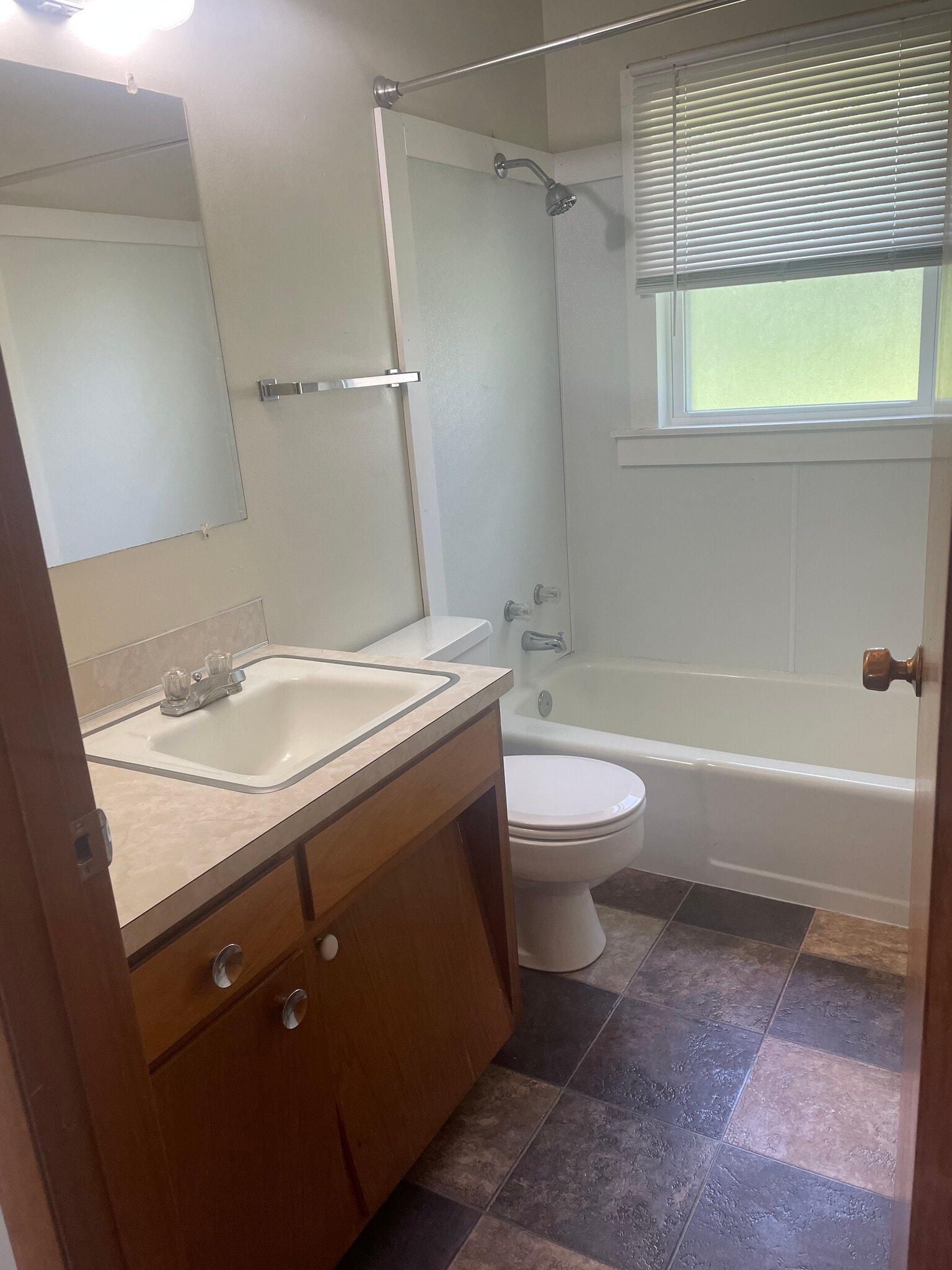 Building Photo - 324 N Ellen St