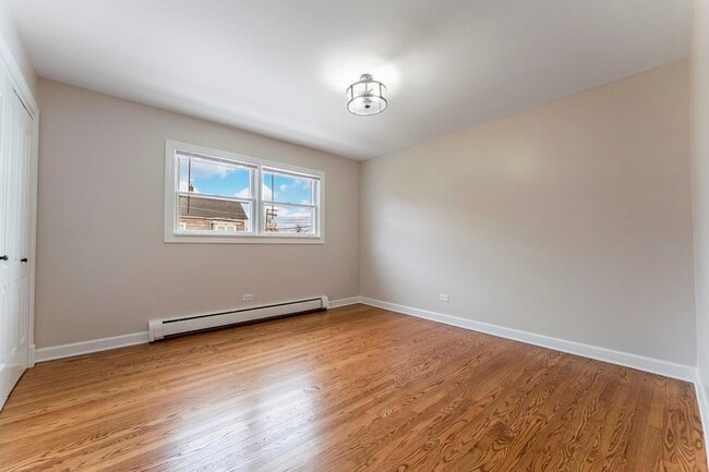 Building Photo - 6031 W Addison St