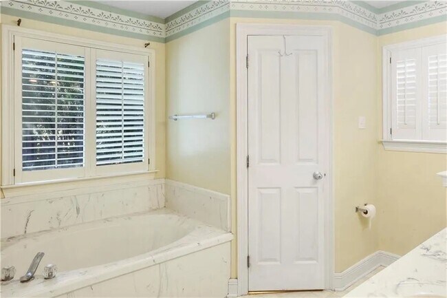 Building Photo - 122 Woodcrest Dr
