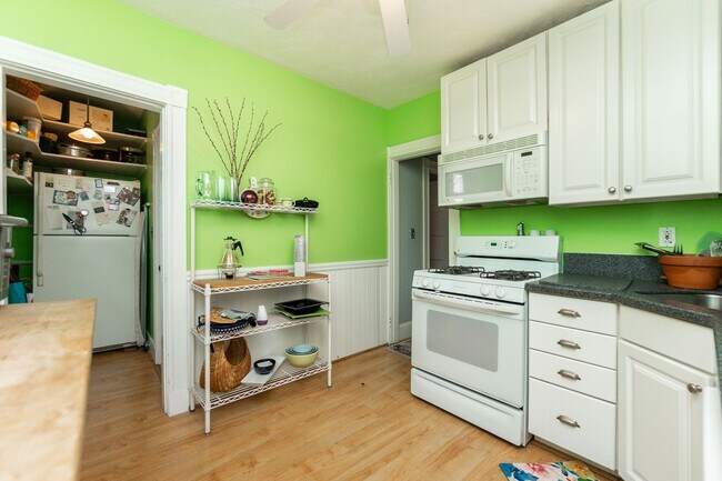 Building Photo - Beautiful Light Filled 2 Bedroom Between H...