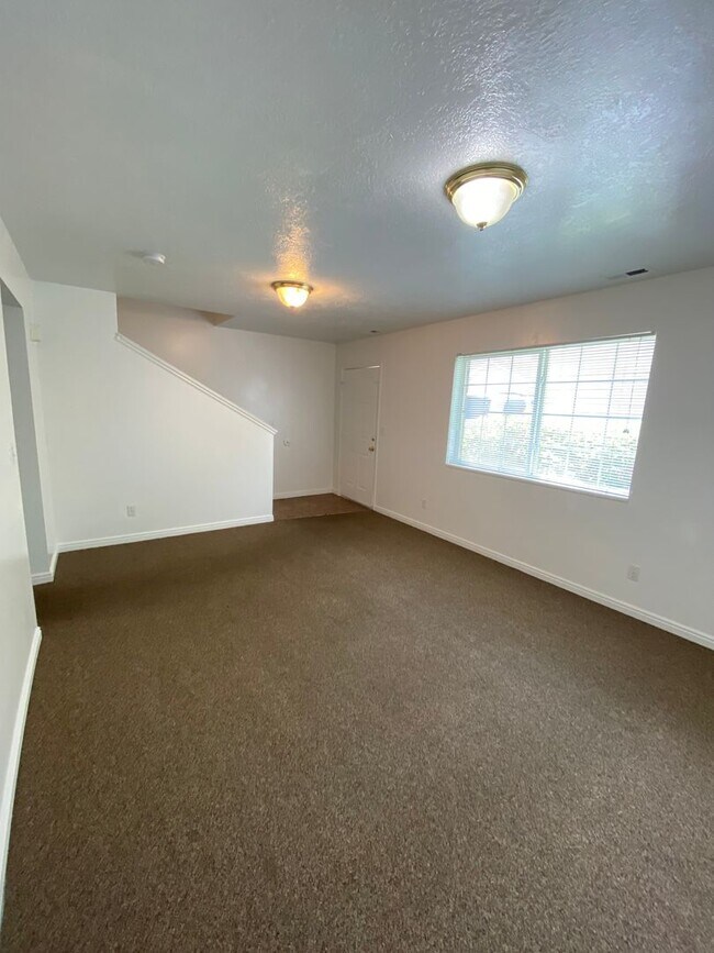 Building Photo - 1556 Talon Dr