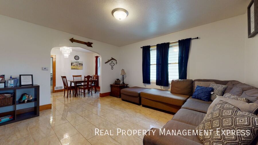 Building Photo - 3 Bed 1 Bath Home near Downtown Sioux Falls!