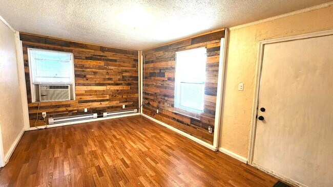 Building Photo - 2 Bed 1 Bath 1 Car  Detached Garage in Chesser Addn Midwest City