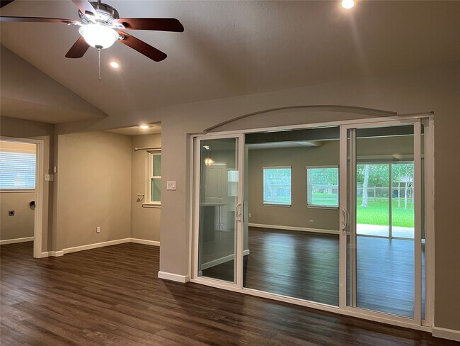 Building Photo - 304 S Shadowbend Dr