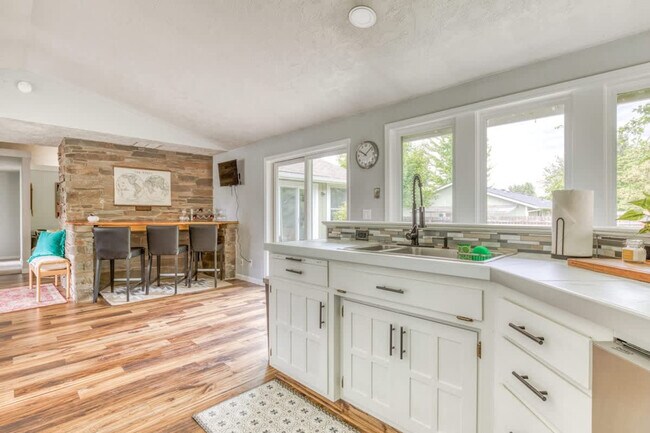 Building Photo - 353 Brightwood Ct