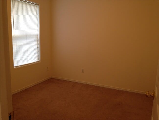 Building Photo - 35413 Oakwood Dr