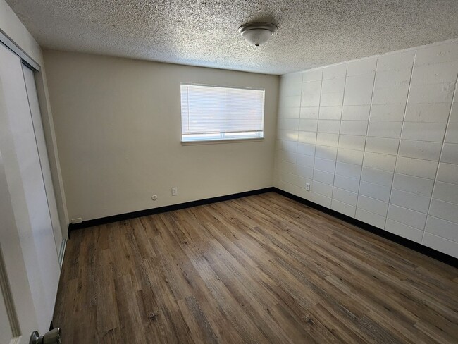 Building Photo - Remodeled 2 bedroom apartment