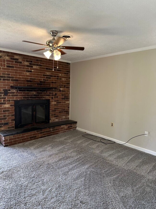 Building Photo - 985 Pineland Ave