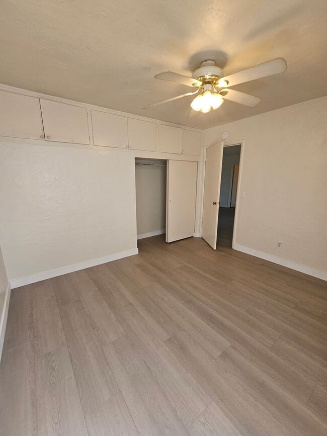 Building Photo - 831 Niantic St
