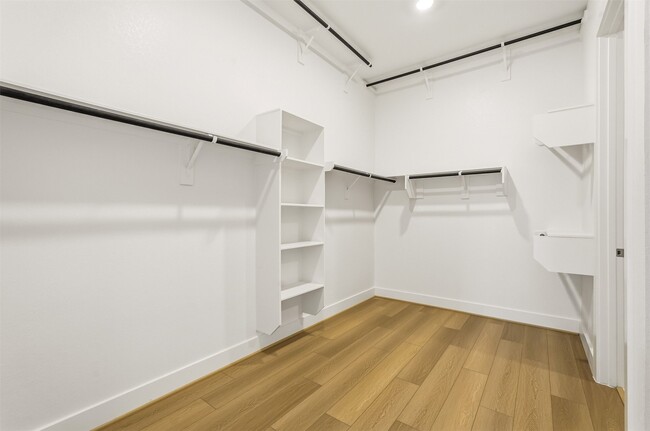 Building Photo - 4615 Bridgewood Dr