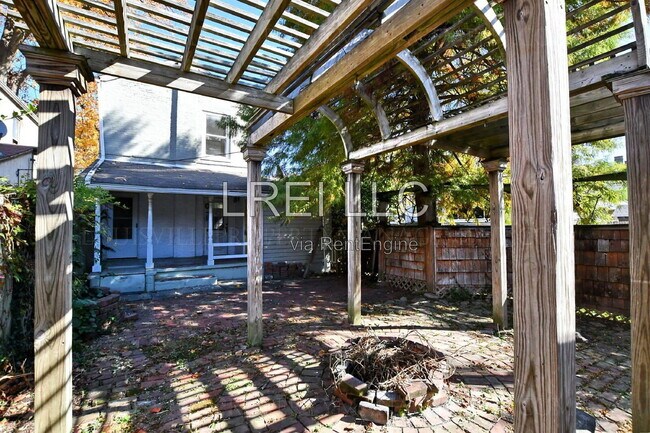 Building Photo - 515 E 11th St