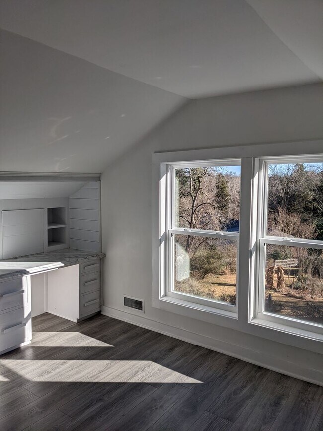 Building Photo - Beautiful Asheville Rental in the Malvern Hills Neighborhood!