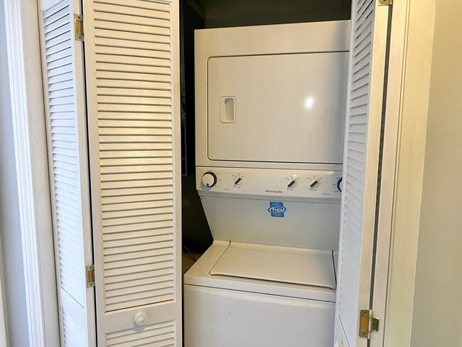 Building Photo - 152 Tyson Commons Ln