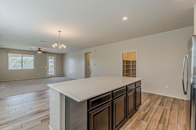 Building Photo - Modern 4 Bed Tucson Rental with Spacious K...