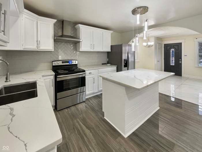 Building Photo - 4055 N Grand Ave