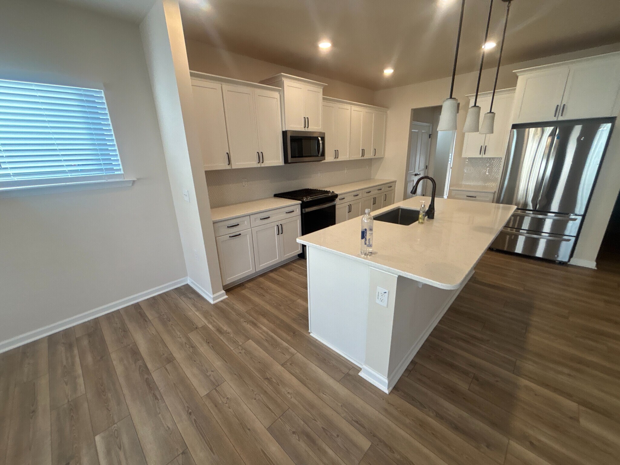 Building Photo - Room in House on Hedge Maple Dr