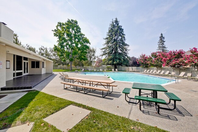 Building Photo - Lovely and Spacious 2BR 2.5BA Condo in Gre...