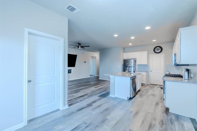 Building Photo - 225 Baum Dr