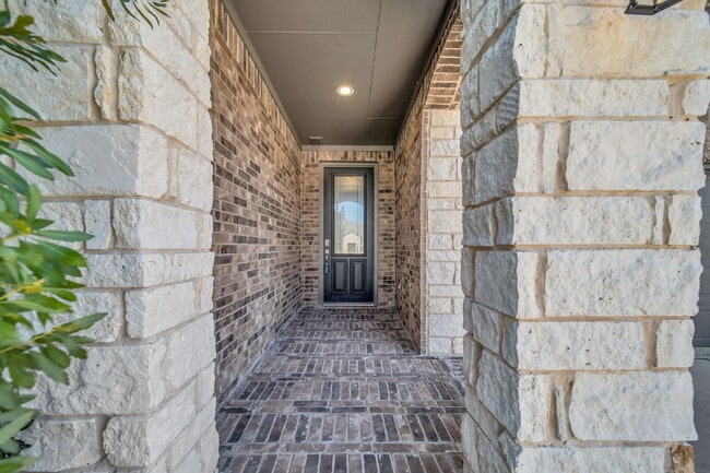Building Photo - Stunning 4-bedroom, 3-bathroom single-stor...