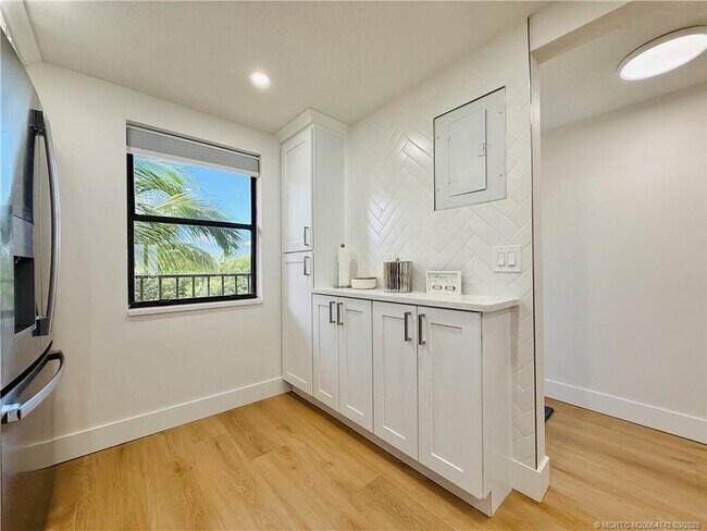 Building Photo - 7370 S Ocean Dr