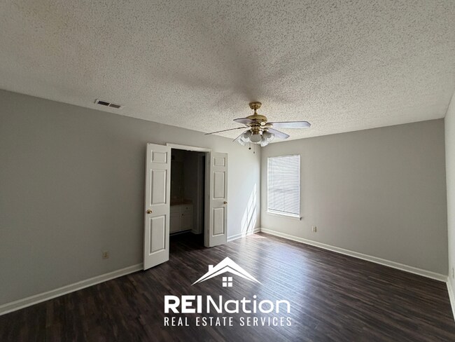 Building Photo - MEMPHIS CHARMER! | Vaulted Ceilings & Hardwood Floors | 3 Bed / 2 Bath & 2-Car Garage