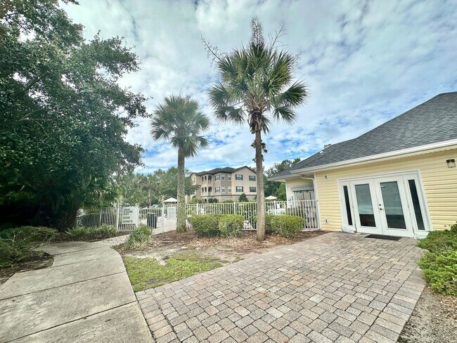 Building Photo - Stylish 2 bed, 2.5 Bath Condo in Magnolia Place | Private Garage | $1,550.00