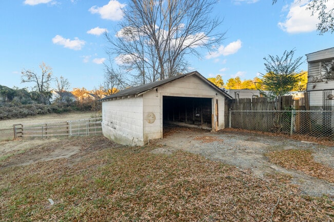 Building Photo - 602 Doby St