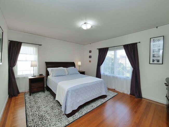 Building Photo - 1718 Le Roy Ave