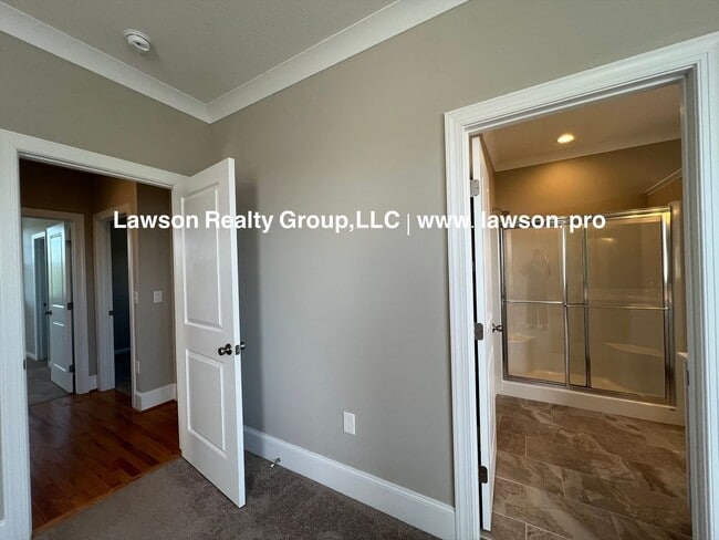Building Photo - Upscale Three Bedroom in Colonial Green with Garage