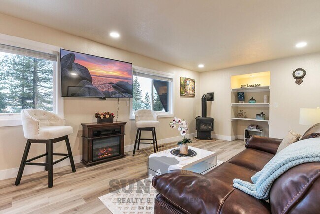 Primary Photo - Bright Home in Incline!