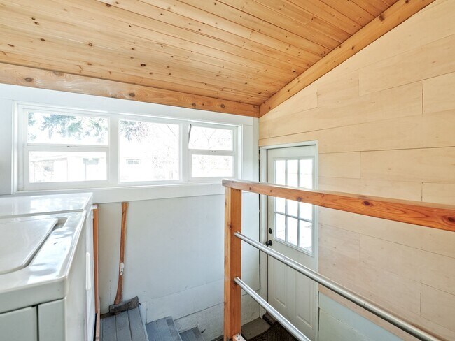 Building Photo - Adorable, fully updated 1-bdr/1-bath Milwa...