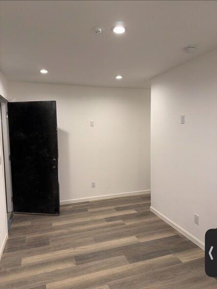 Building Photo - 3006 S Palm Grove Ave