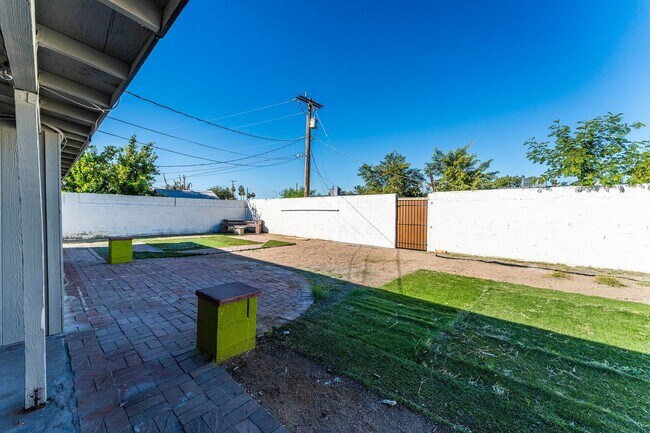 Building Photo - 2614 W Greenway Rd