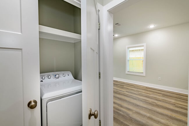 Building Photo - 102 Clearing Way