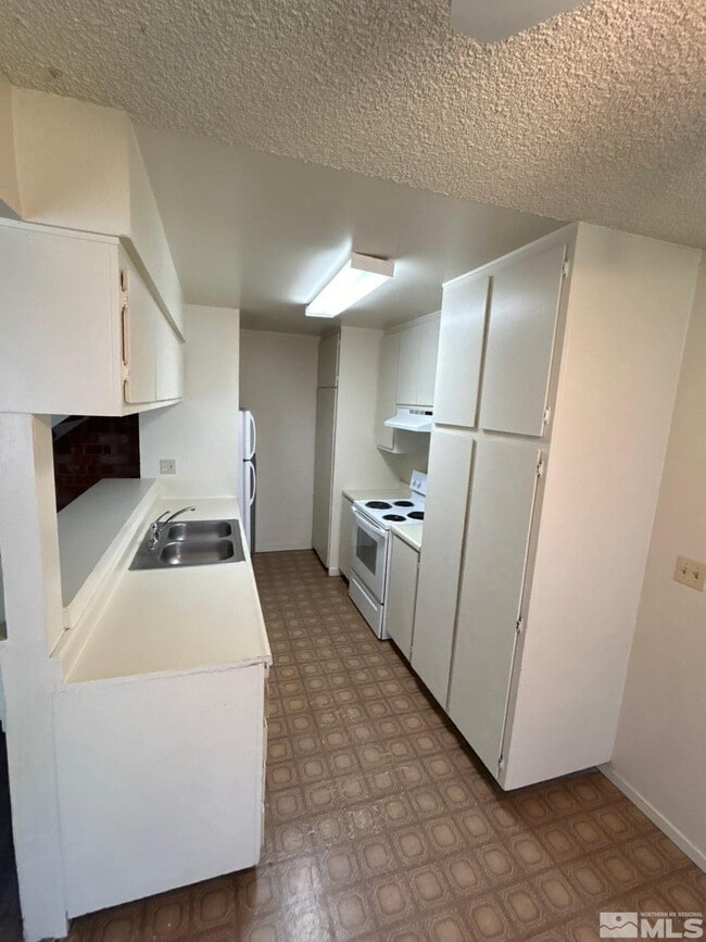 Building Photo - 5020 Catalina Dr