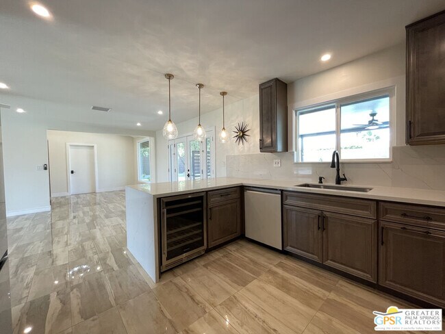 Building Photo - 372 E Molino Rd