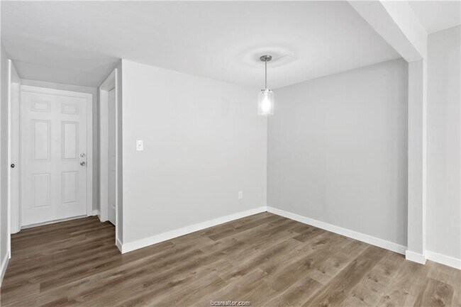 Building Photo - 722 Mary Lake Dr
