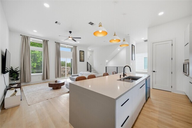 Building Photo - 5509 Hershe St
