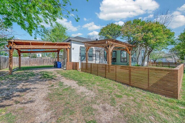 Building Photo - Beautiful 3 bedroom / 3 bath house available now!