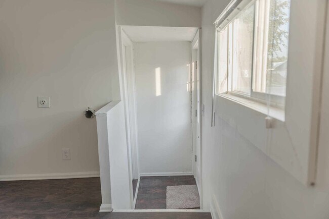 Building Photo - UPDATED 2 Bedrm  1Bath Home - Granite, Stainless Steel Appliances