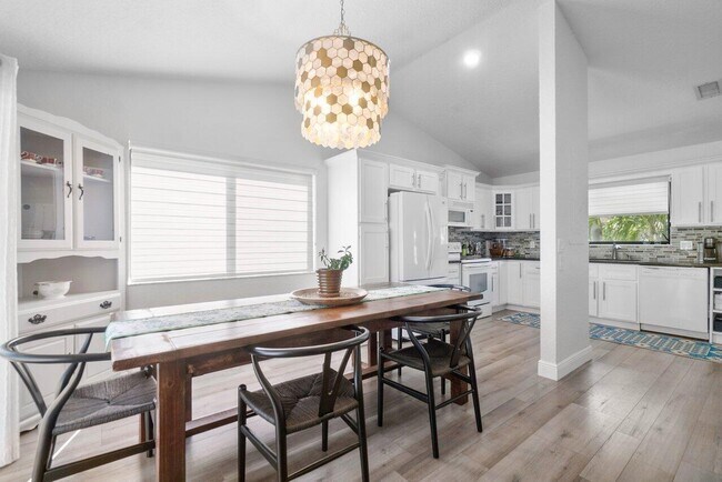 Building Photo - 6085 Robinson St