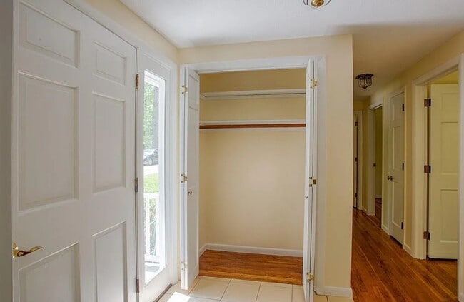 Building Photo - 15 Newbury Rd