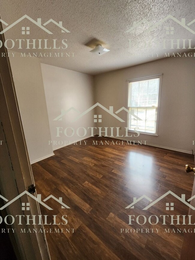 Building Photo - 702 Beagle Run