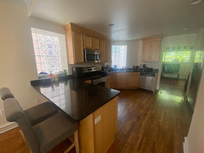 Building Photo - 5 Bedroom House in the Southside Flats!  Central Air. Washer and Dryer on Main Floor. Private Patio.