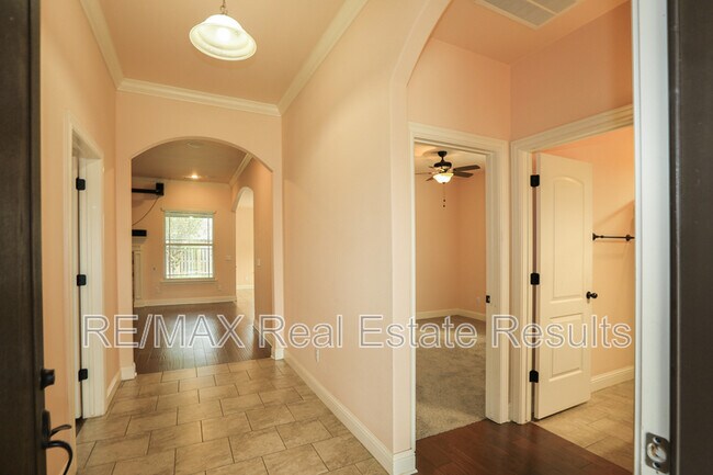 Building Photo - 2202 SW Tupelo Ave