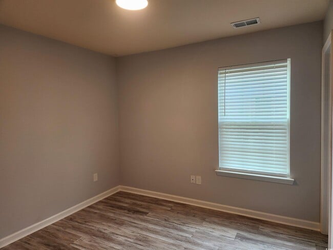Building Photo - 247 Grv Pk Lp
