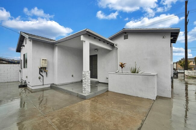 Building Photo - 7237 Tujunga Ave