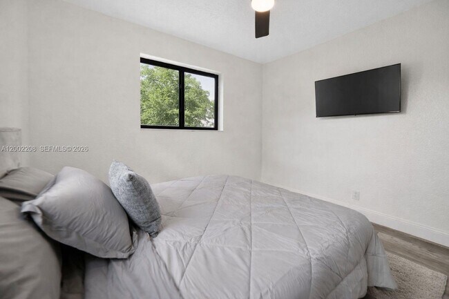 Building Photo - 1810 NW 9th St