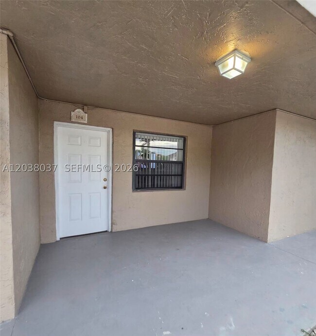 Building Photo - 2560 W 60th St