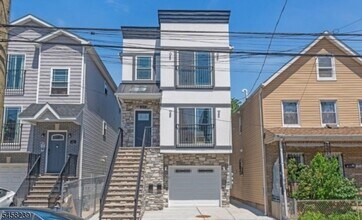 Building Photo - 213 Pine St